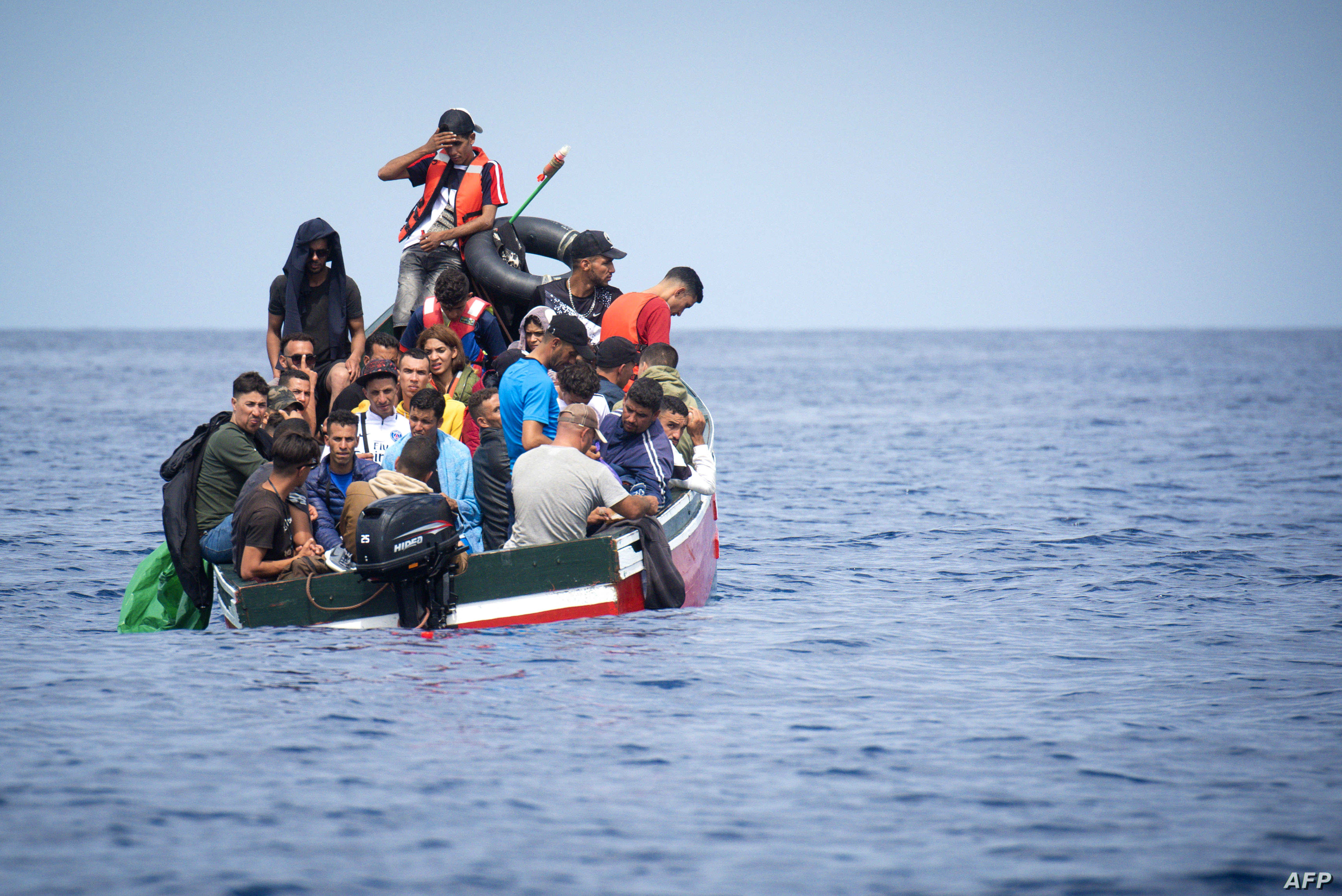 Люди в шлюпке. Человек в лодке. Лодка турист. Много людей в лодке. Беженцы на лодках.